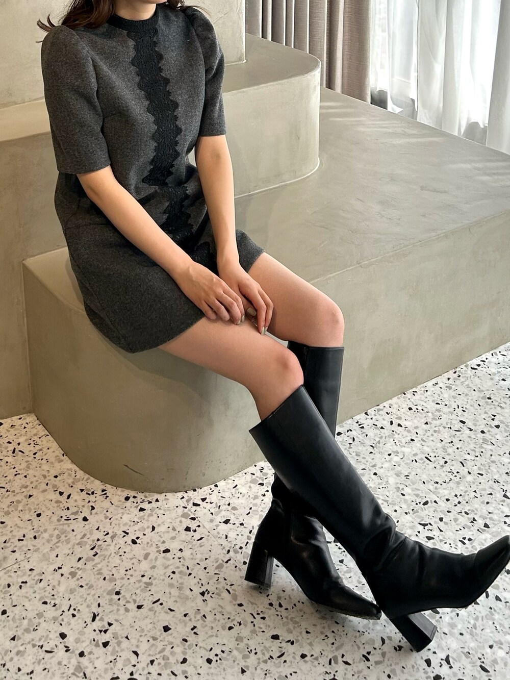 グレー系のワンピースを着用したレディースの秋コーディネートの5枚目の写真