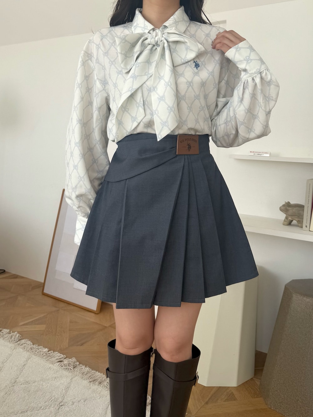 グレー系のスカート、その他のシャツ/ブラウス、ブラウン系のブーツを着用したレディースの秋コーディネートの5枚目の写真