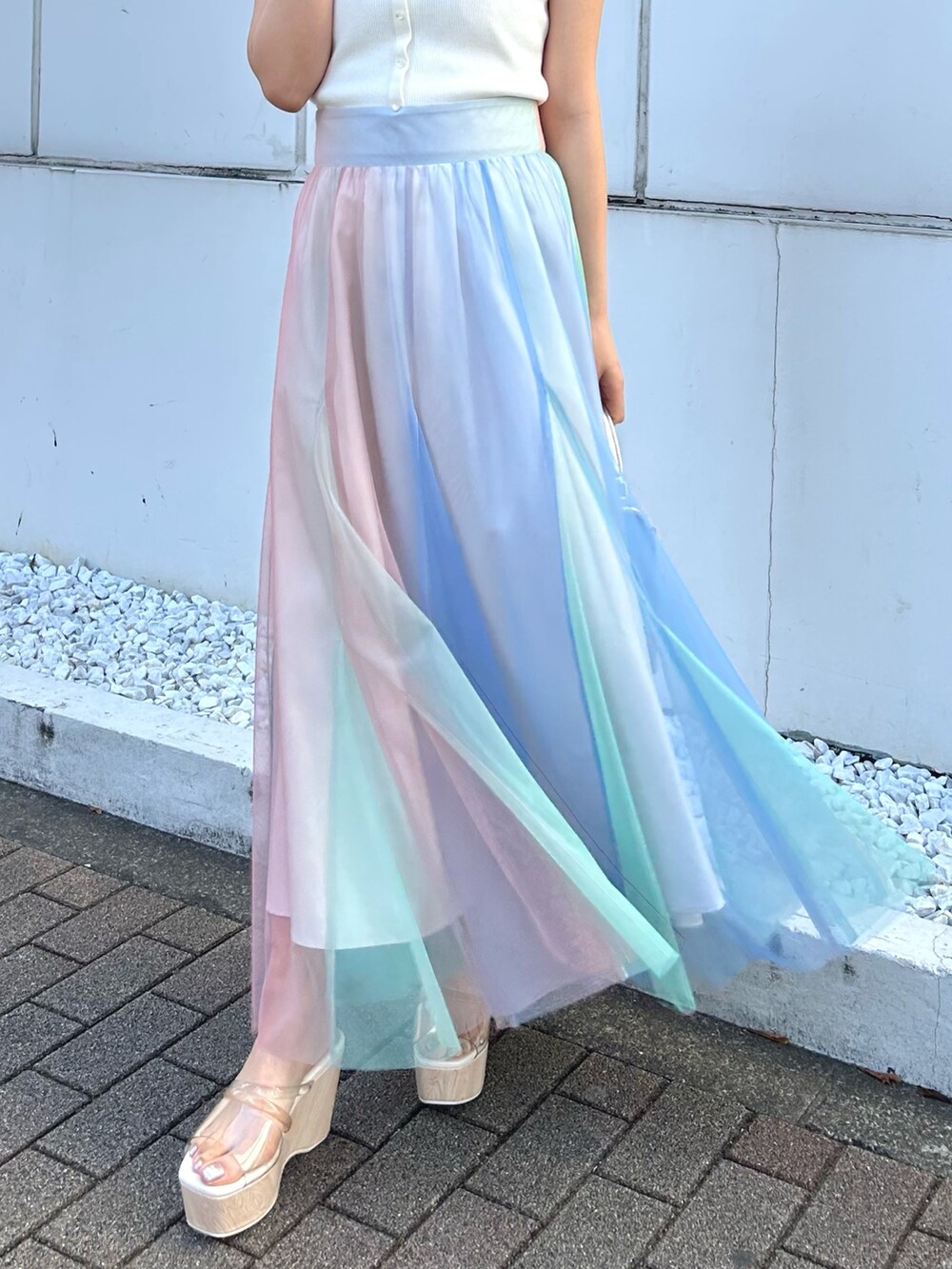 ホワイト系のニット/セーター、その他のサンダル、その他のスカートを着用したレディースの春コーディネートの9枚目の写真