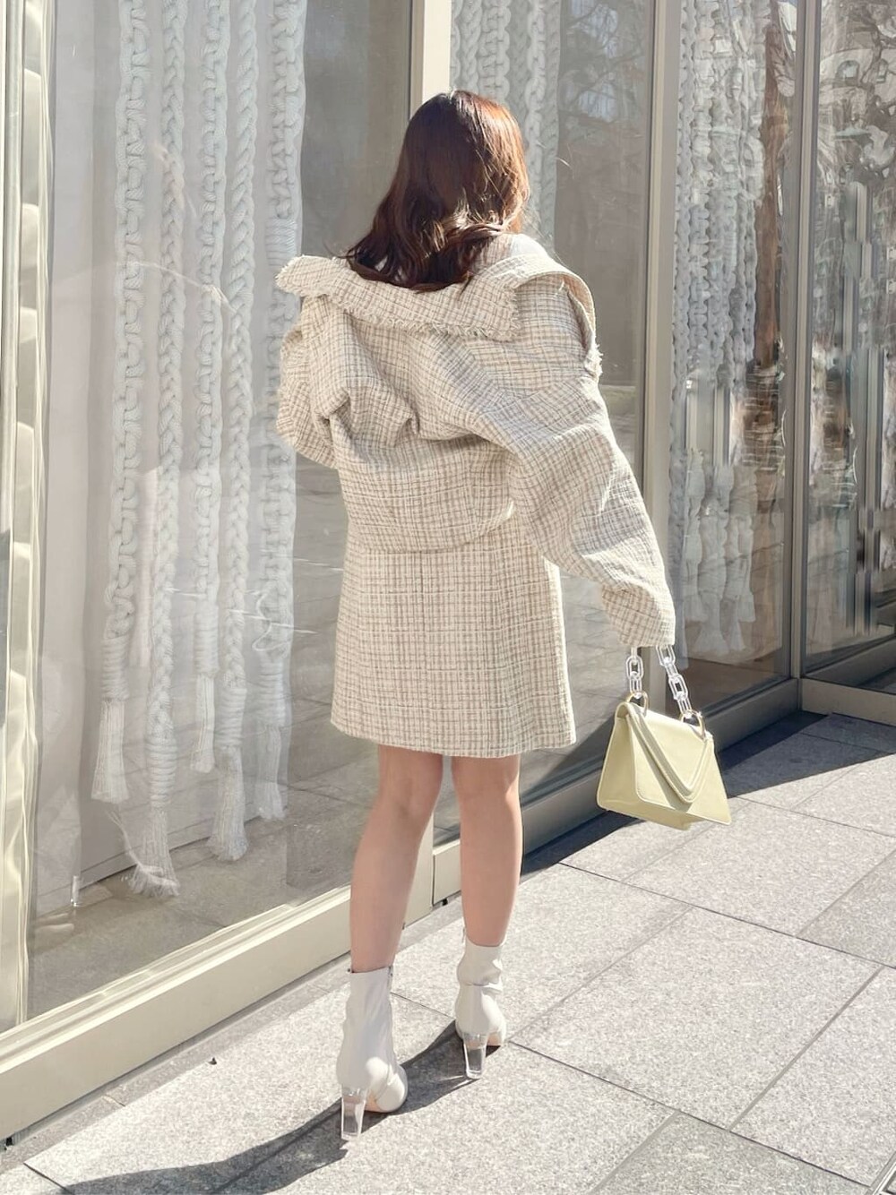 ホワイト系のニット/セーター、イエロー系のテーラードジャケット、イエロー系のワンピースを着用したレディースの冬コーディネートの3枚目の写真