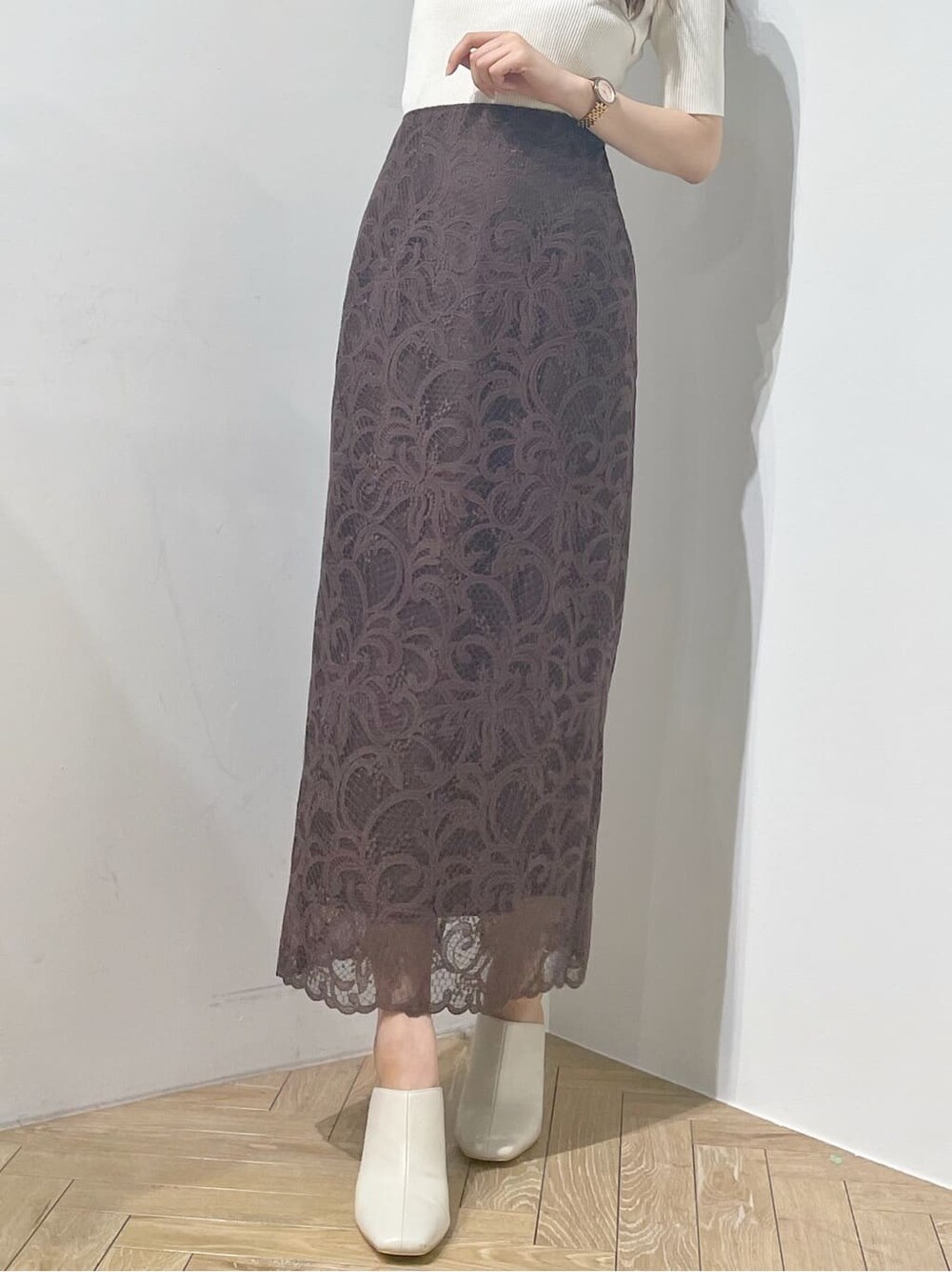 ブラウン系のスカート、ホワイト系のニット/セーターを着用したレディースの夏コーディネートの5枚目の写真