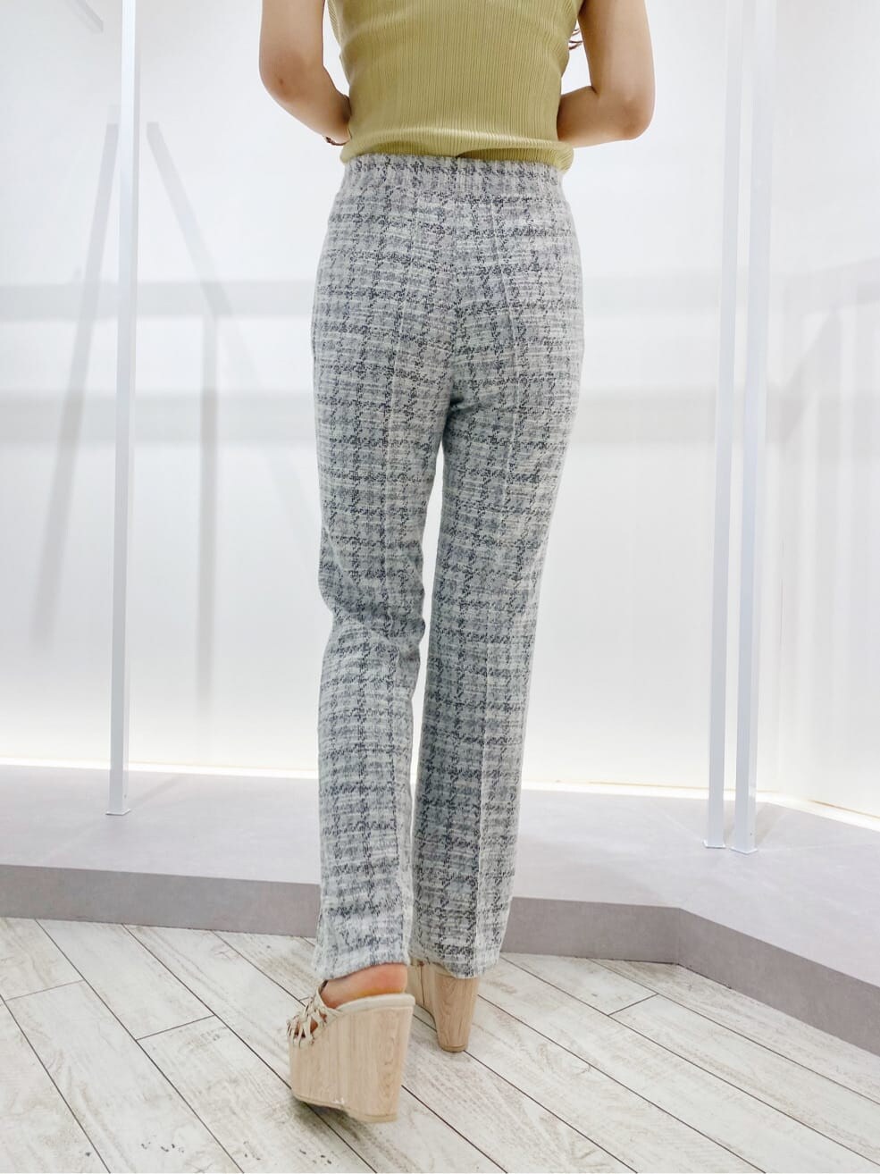 ホワイト系のサンダル、その他のその他パンツ、イエロー系のニット/セーターを着用したレディースの夏コーディネートの9枚目の写真