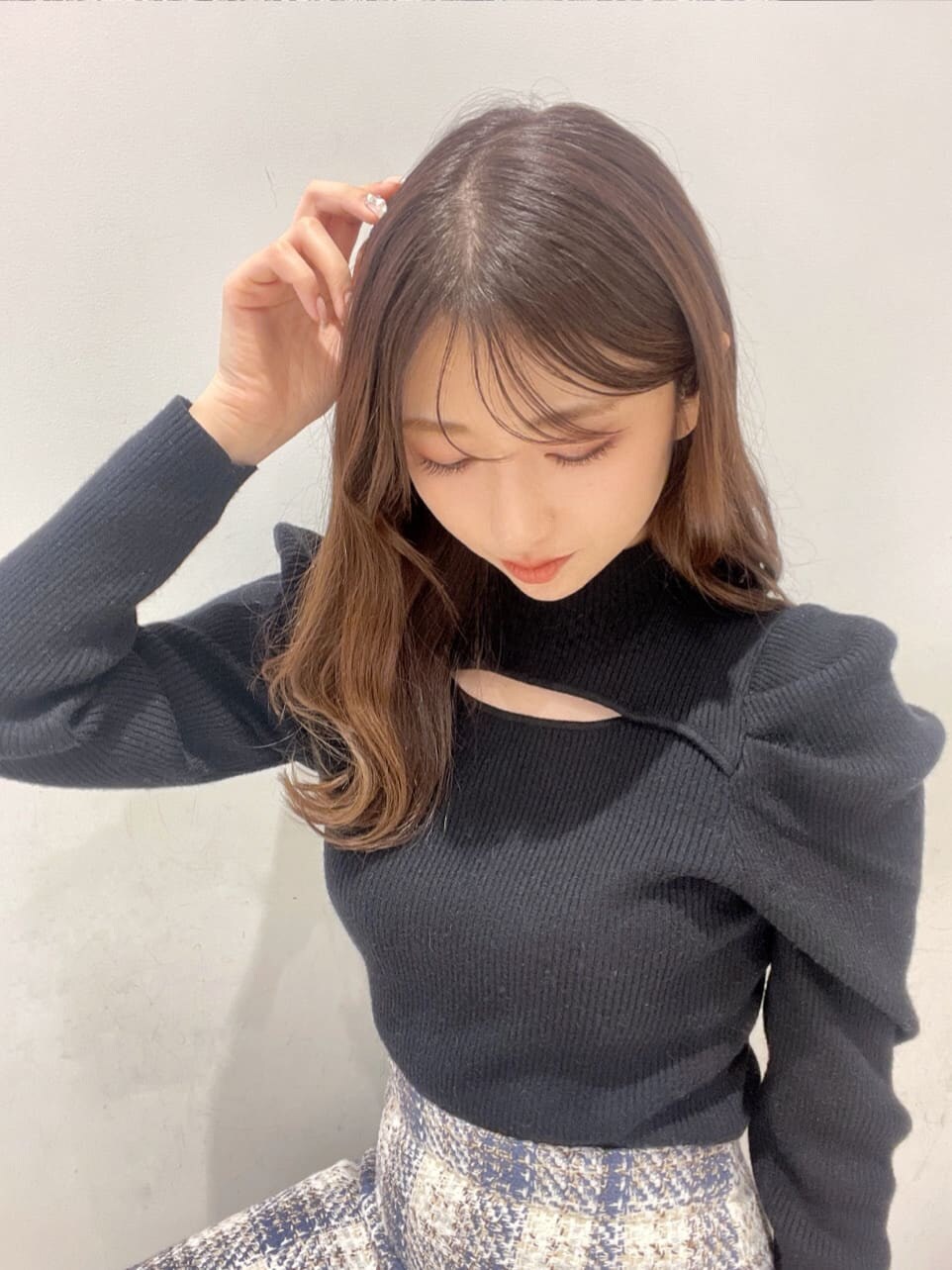 ブラック系のブーツ、ブルー系のスカート、ブラック系のニット/セーターを着用したレディースの冬コーディネートの4枚目の写真