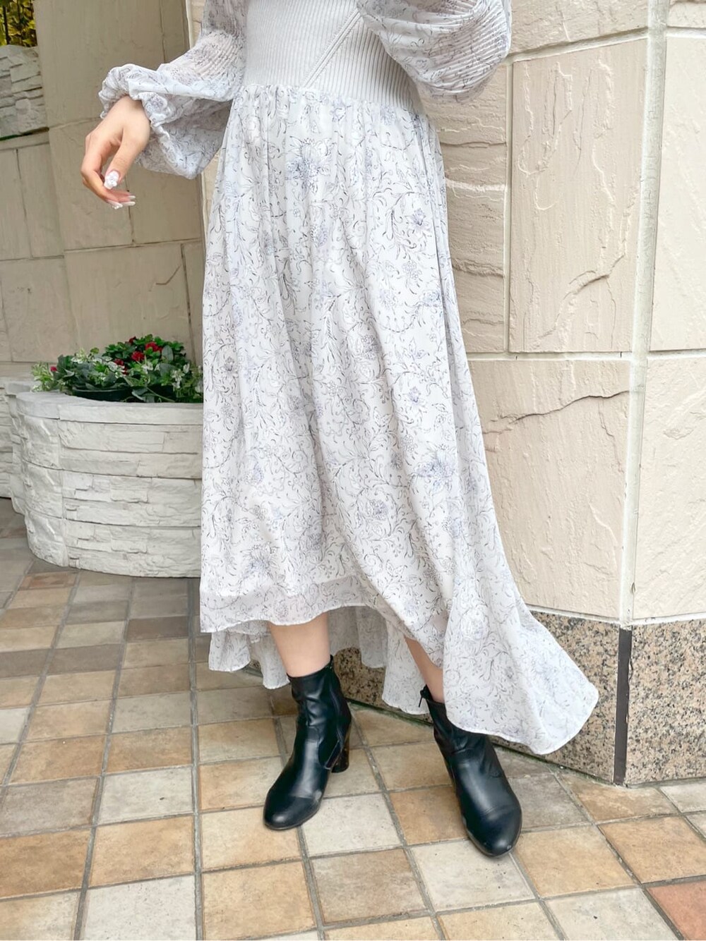 ホワイト系のワンピースを着用したレディースの冬コーディネートの8枚目の写真