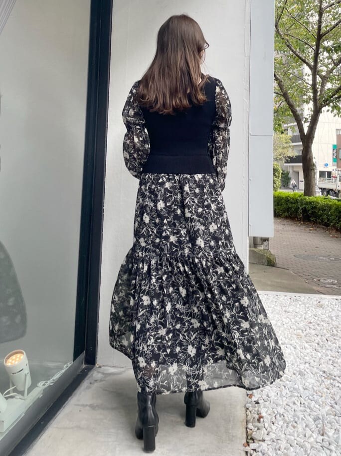 ベージュ系のムートンコート、ベージュ系のムートンコート、ブラック系のワンピースを着用したレディースの秋コーディネートの8枚目の写真