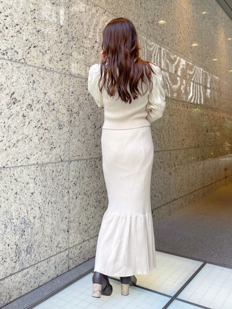 ブラウン系のその他シューズ、ピンク系の福袋/福箱を着用したレディースの秋コーディネートの7枚目の写真