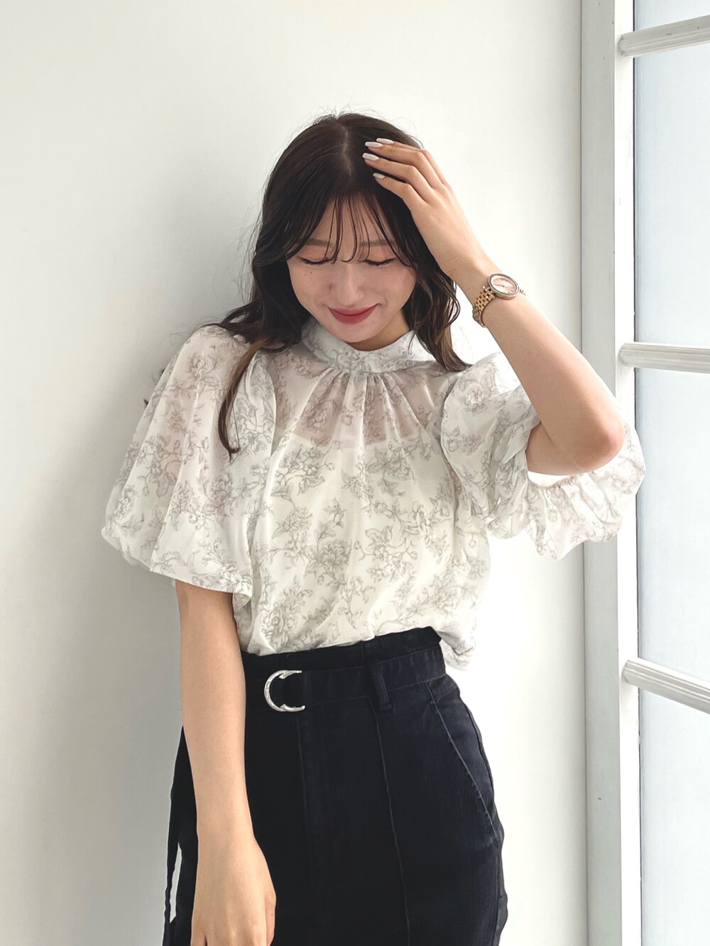 ブラック系のデニムパンツ、ベージュ系のシャツ/ブラウス、イエロー系のサンダルを着用したレディースの春コーディネートの3枚目の写真