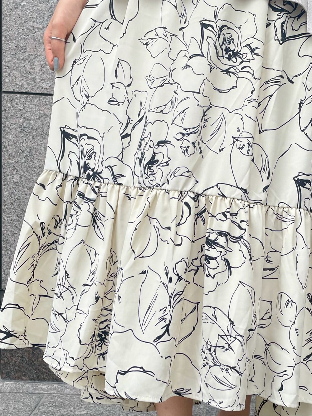 ホワイト系のワンピース、ブラック系のサンダルを着用したレディースの夏コーディネートの10枚目の写真