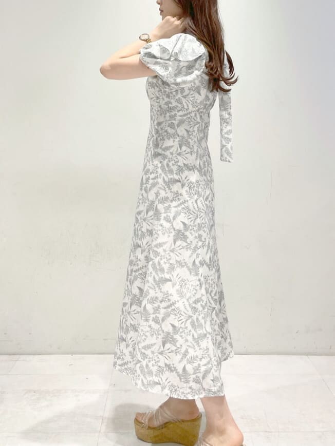 ホワイト系のワンピース、その他のサンダルを着用したレディースの春コーディネートの4枚目の写真