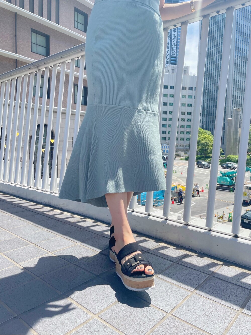 グリーン系のワンピースを着用したレディースの春コーディネートの6枚目の写真