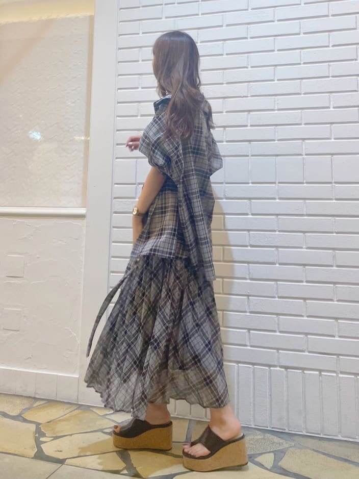 ブラック系のワンピース、ブラック系のシャツ/ブラウス、ブラウン系のサンダルを着用したレディースの夏コーディネートの2枚目の写真