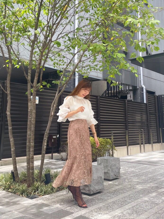 ブラウン系のスカート、ブラウン系のその他シューズ、ホワイト系のシャツ/ブラウスを着用したレディースの夏コーディネートの10枚目の写真