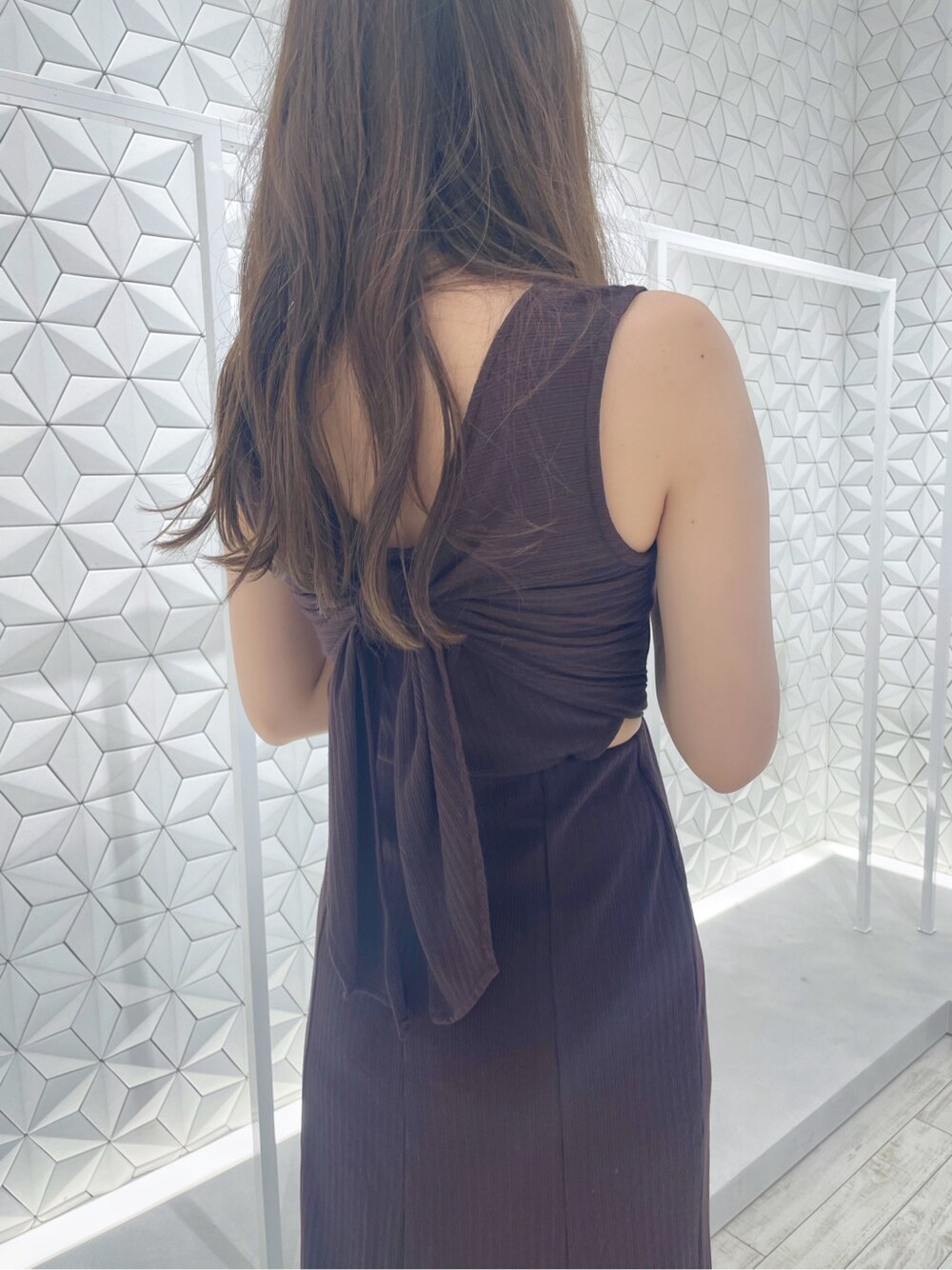 ブラウン系のサンダルを着用したレディースの夏コーディネートの5枚目の写真