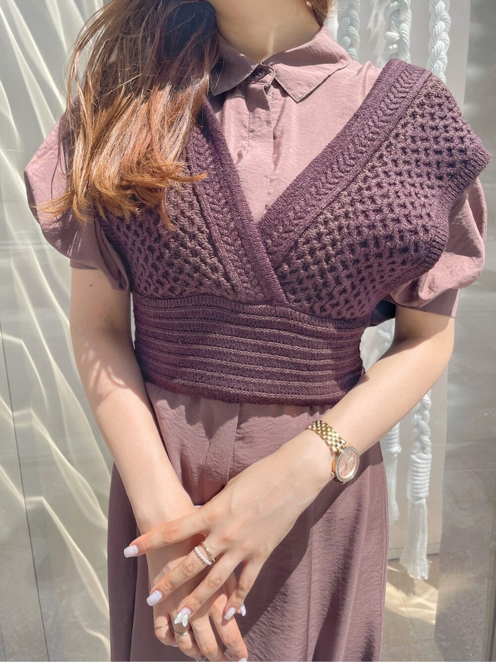 ブラウン系のワンピース、ホワイト系のサンダル、ブラウン系のニット/セーターを着用したレディースの秋コーディネートの4枚目の写真