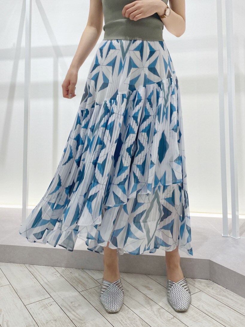 シルバー系のサンダル、ブルー系のスカート、ベージュ系のニット/セーターを着用したレディースの夏コーディネートの5枚目の写真