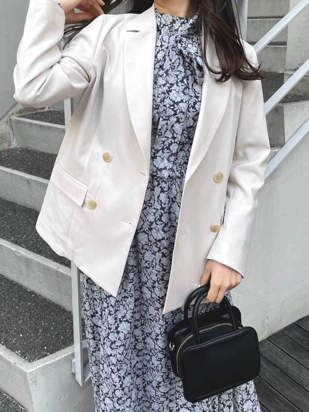 ブラック系のワンピース、ブラック系のハンドバッグ、ブラック系のブーツを着用したレディースの冬コーディネートの10枚目の写真