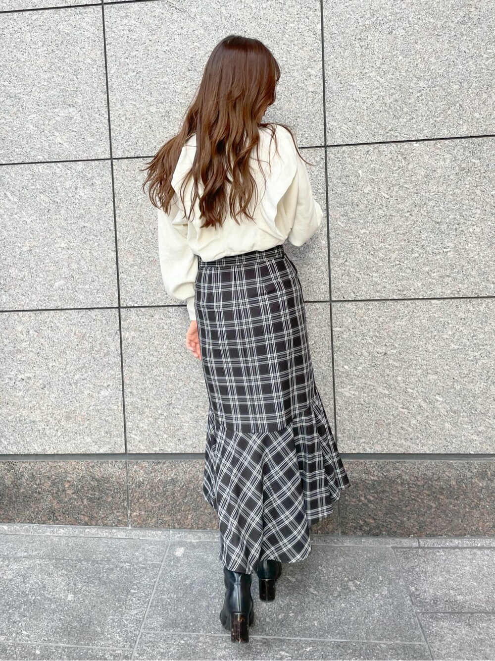 ブラック系のその他シューズ、ホワイト系のブルゾン、ホワイト系のニット/セーターを着用したレディースの秋コーディネートの5枚目の写真