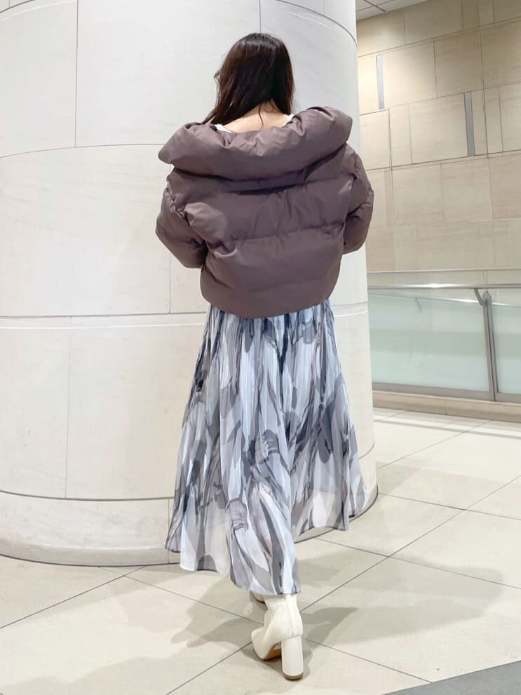 ブラウン系のその他アウター、グレー系のスカート、ホワイト系のニット/セーターを着用したレディースの秋コーディネートの3枚目の写真