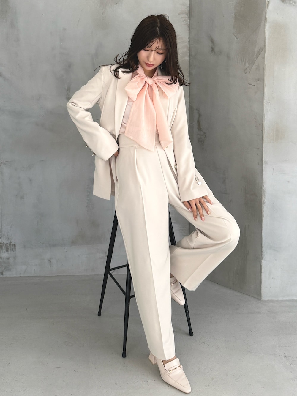 ホワイト系のテーラードジャケット、ホワイト系のその他パンツ、ホワイト系のパンプスを着用したレディースの冬コーディネートの2枚目の写真
