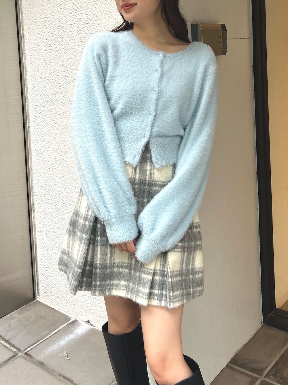 ブルー系のカーディガン/ボレロ、グレー系のその他パンツ、ブラック系のブーツを着用したレディースの冬コーディネートの2枚目の写真