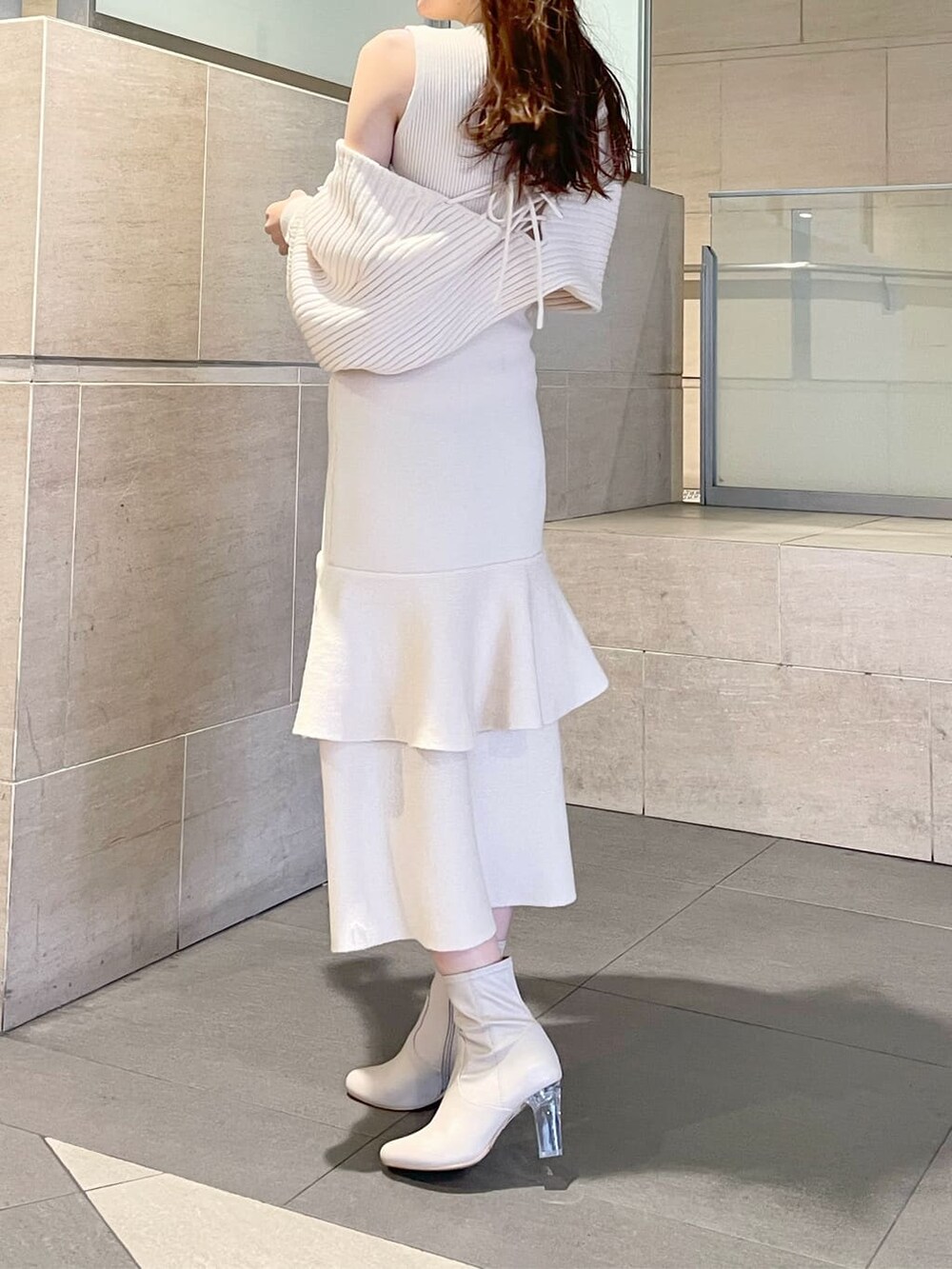 ベージュ系のその他シューズ、ホワイト系のワンピースを着用したレディースの冬コーディネートの2枚目の写真