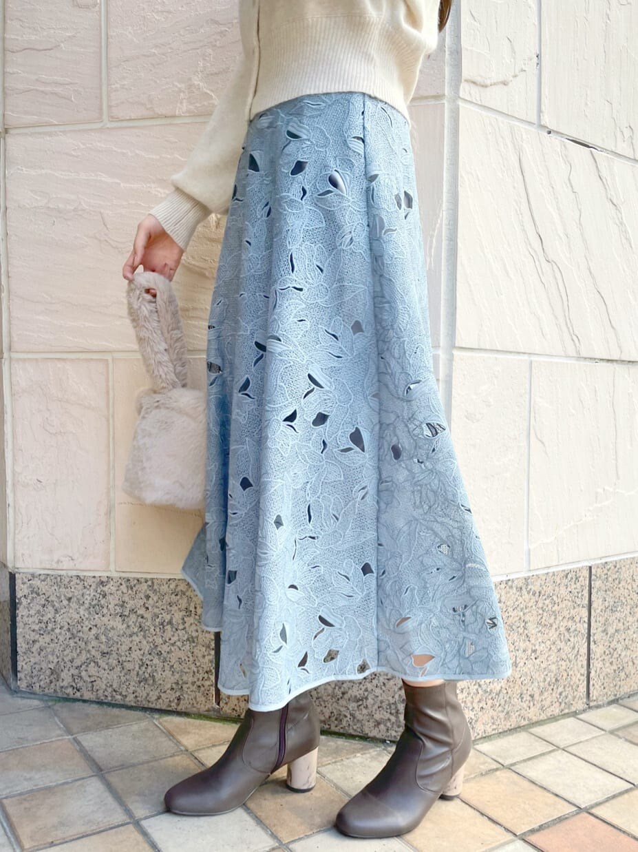 ブラウン系のその他シューズ、ブルー系のスカート、ホワイト系のニット/セーターを着用したレディースの秋コーディネートの8枚目の写真