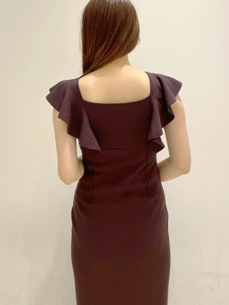 その他のサンダル、ブラウン系のワンピースを着用したレディースの春コーディネートの5枚目の写真