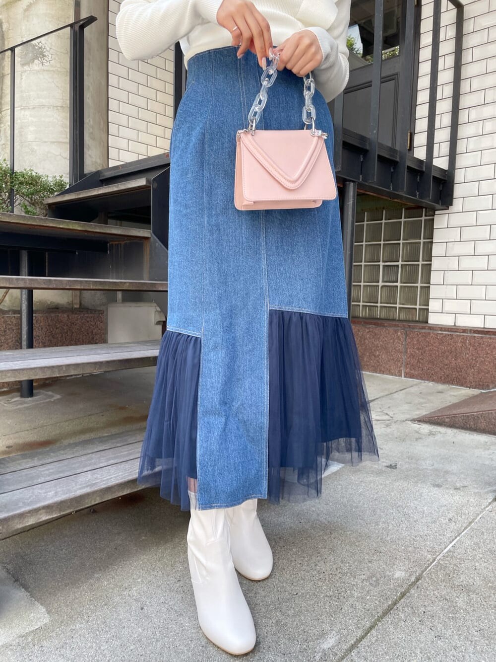 ブルー系のスカート、ホワイト系のその他シューズ、ピンク系のショルダーバッグを着用したレディースの冬コーディネートの6枚目の写真