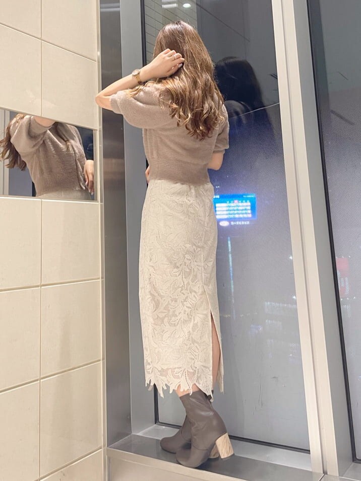 ホワイト系のスカート、ブラウン系のその他シューズ、ブラウン系のカーディガン/ボレロを着用したレディースの夏コーディネートの3枚目の写真