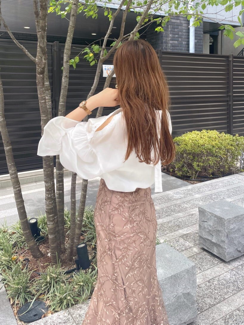 ブラウン系のスカート、ブラウン系のその他シューズ、ホワイト系のシャツ/ブラウスを着用したレディースの夏コーディネートの5枚目の写真