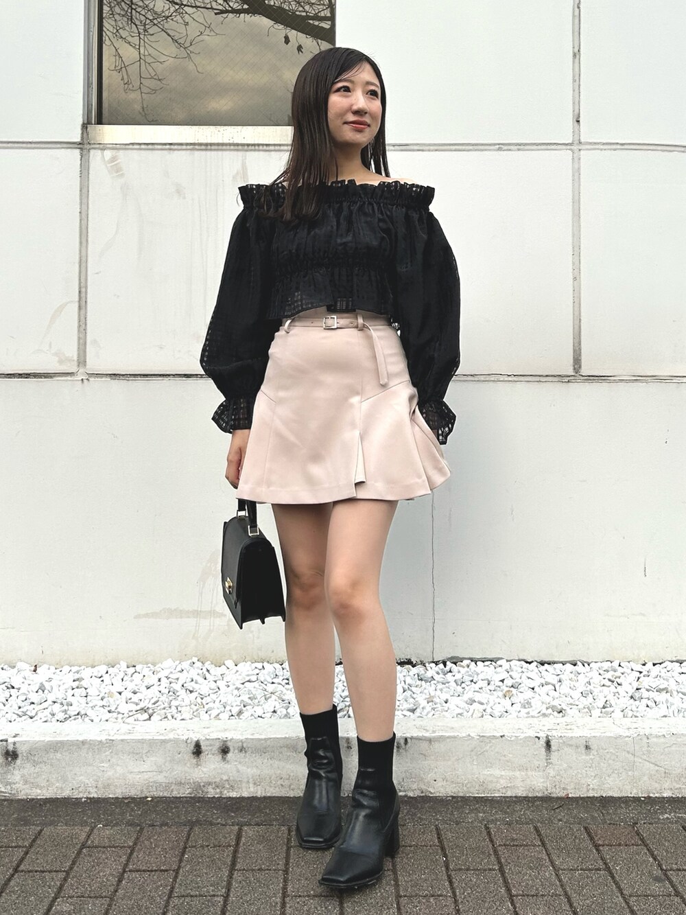 ブラック系のシャツ/ブラウス、ベージュ系のその他パンツ、ブラック系のハンドバッグを着用したレディースの冬コーディネートの2枚目の写真