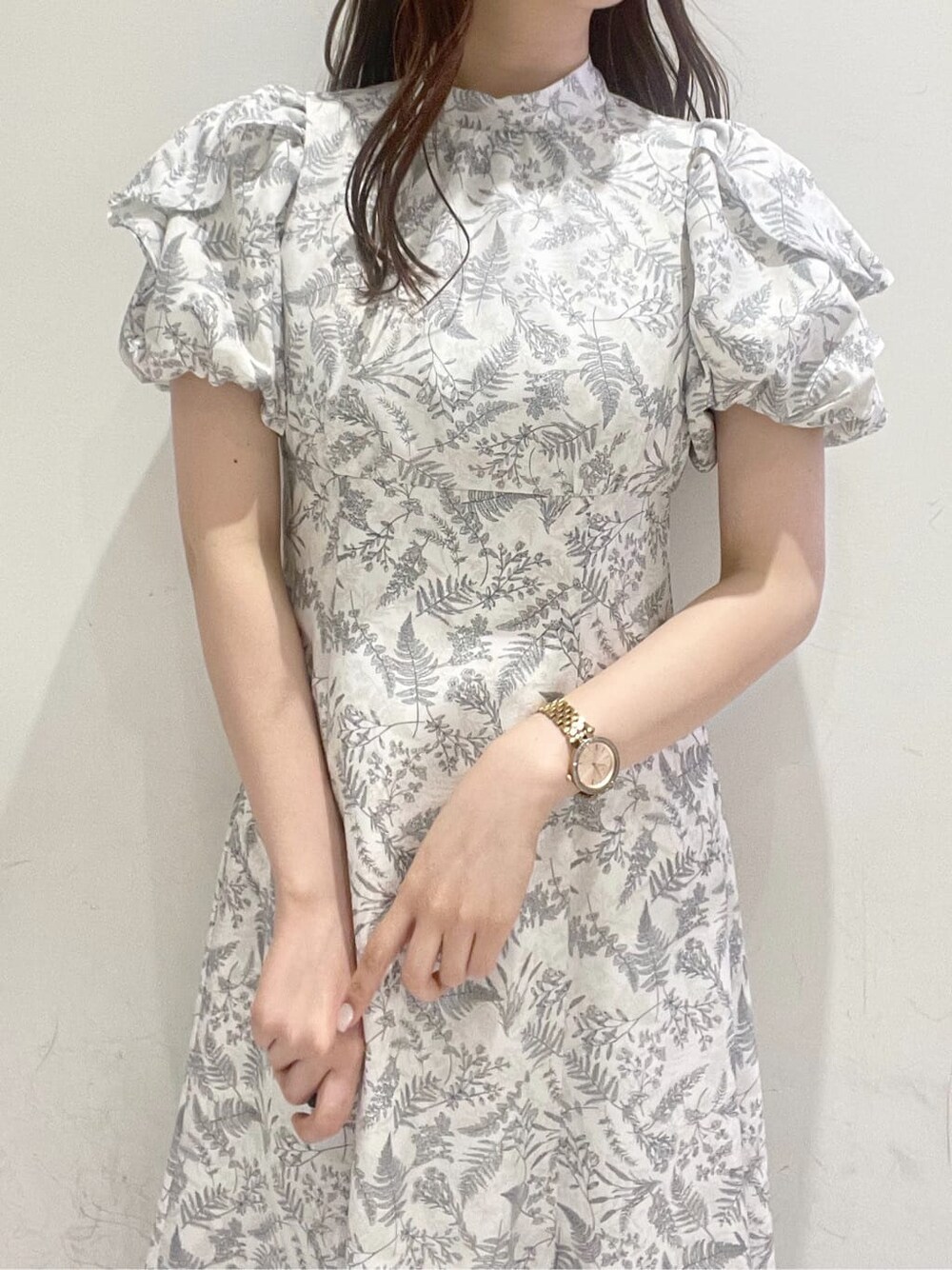 ホワイト系のワンピース、その他のサンダルを着用したレディースの春コーディネートの5枚目の写真