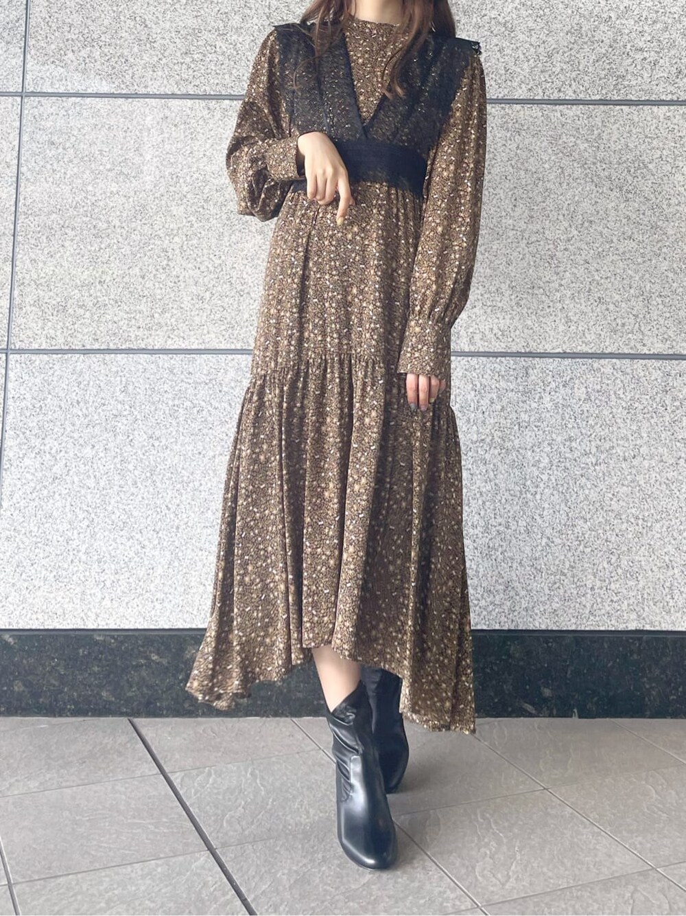 ブラック系のその他シューズ、ブラック系のテーラードジャケット、ブラック系のワンピースを着用したレディースの秋コーディネートの4枚目の写真