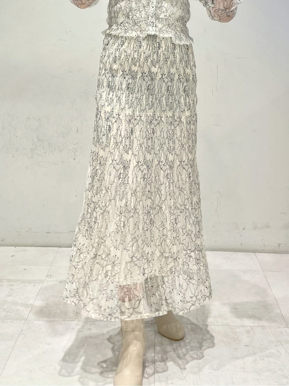 ホワイト系のシャツ/ブラウス、ホワイト系のスカートを着用したレディースの冬コーディネートの7枚目の写真