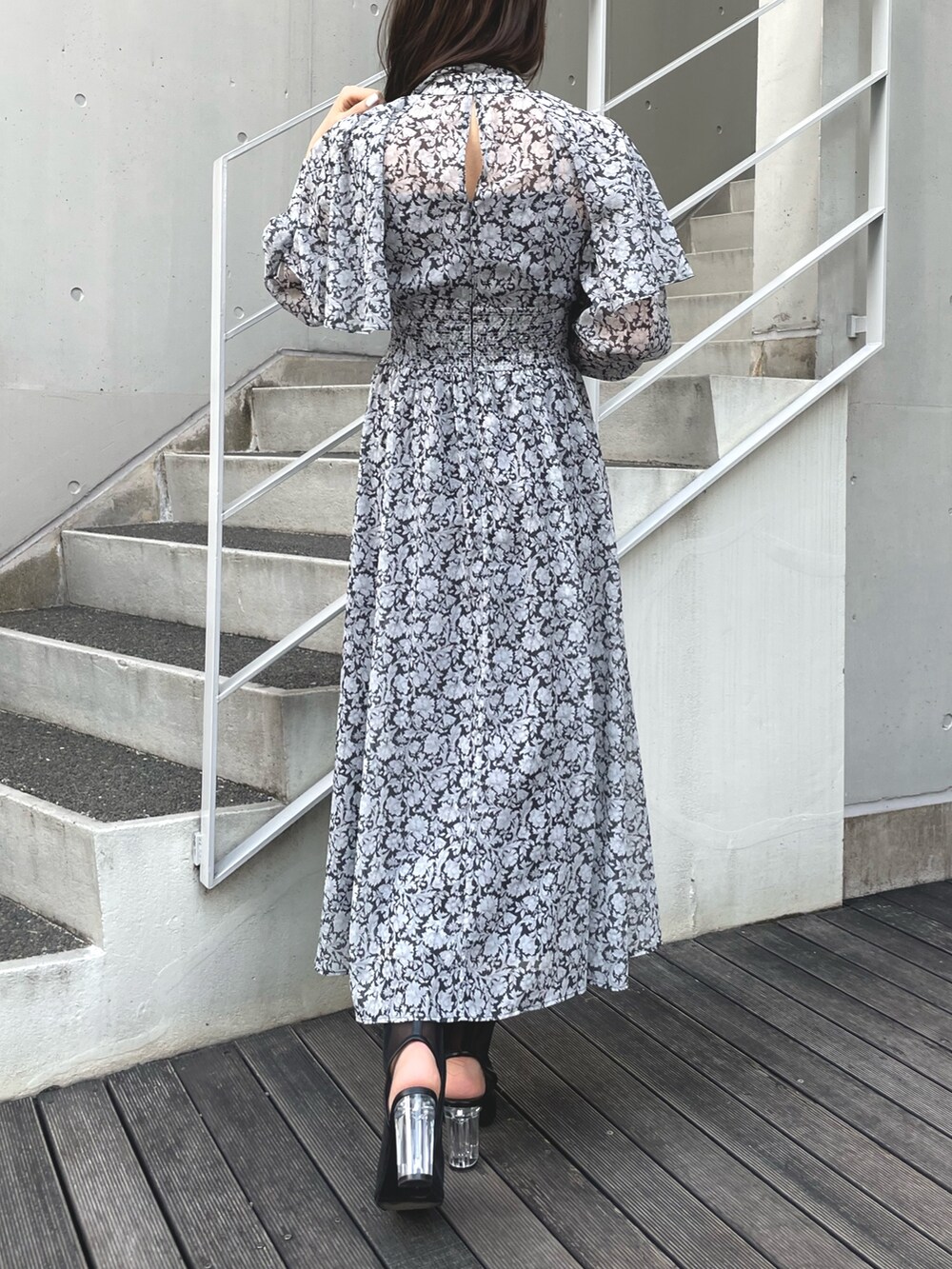 ブラック系のワンピース、ブラック系のハンドバッグ、ブラック系のブーツを着用したレディースの冬コーディネートの4枚目の写真