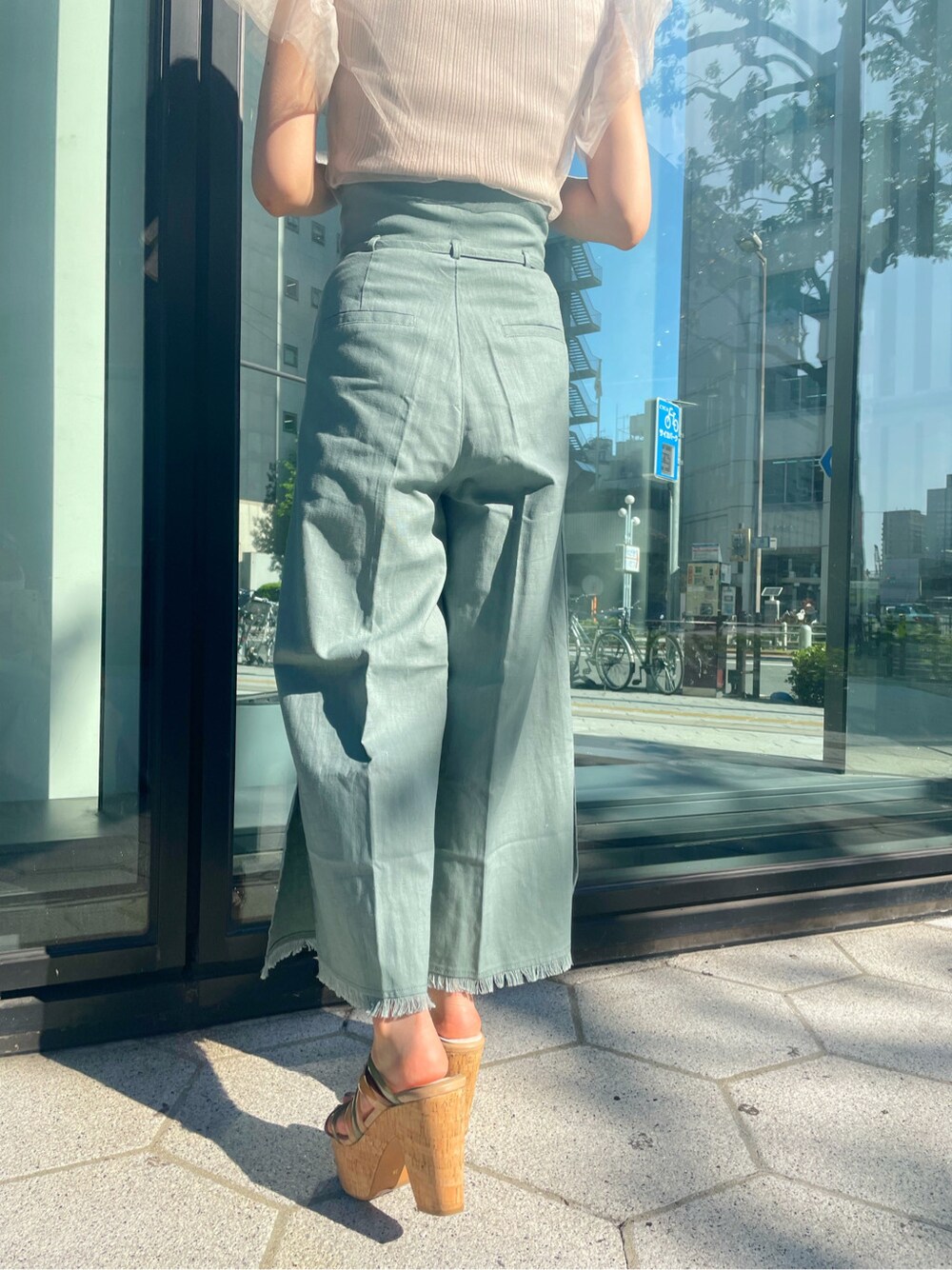 グリーン系のサンダル、グリーン系のその他パンツ、ベージュ系のニット/セーターを着用したレディースの春コーディネートの2枚目の写真