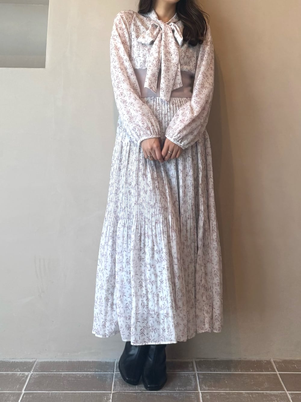 ピンク系のワンピース、ブラック系のブーツを着用したレディースの秋コーディネートの3枚目の写真