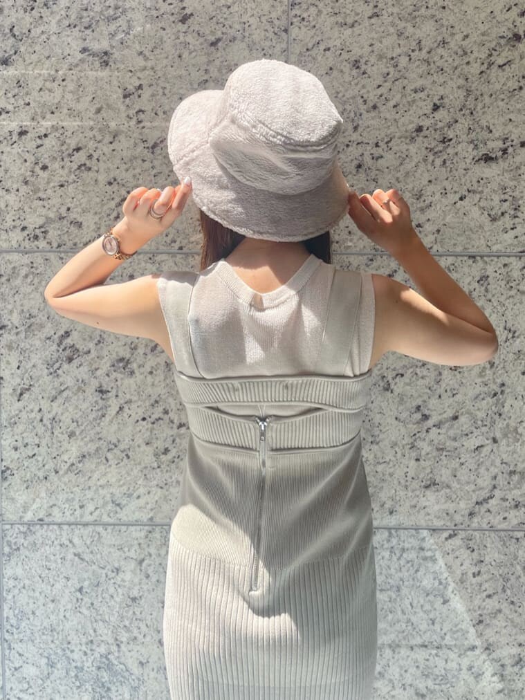 グリーン系のワンピース、ホワイト系のサンダル、ベージュ系のニット/セーターを着用したレディースの夏コーディネートの5枚目の写真