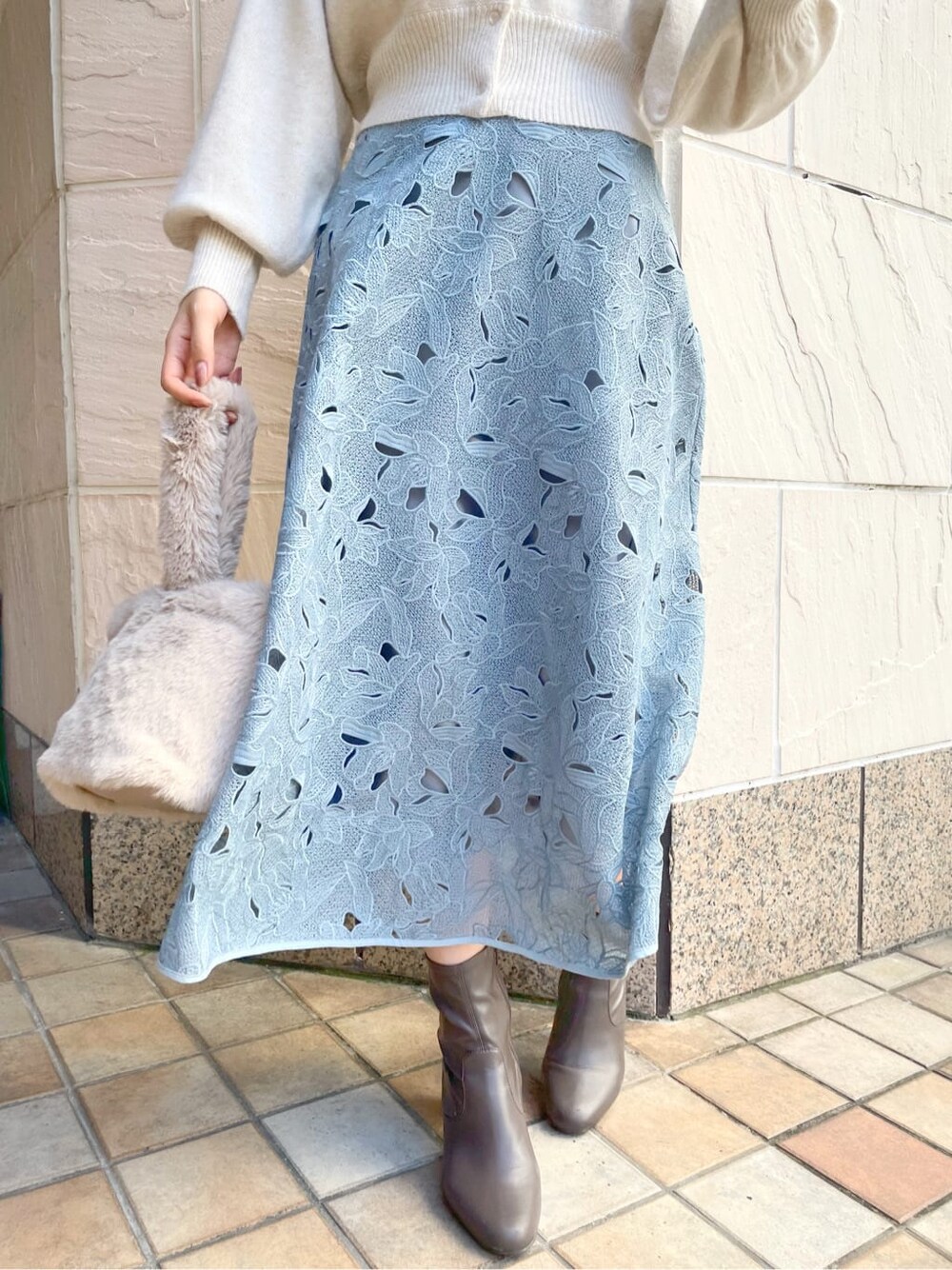 ブラウン系のその他シューズ、ブルー系のスカート、ホワイト系のニット/セーターを着用したレディースの秋コーディネートの7枚目の写真