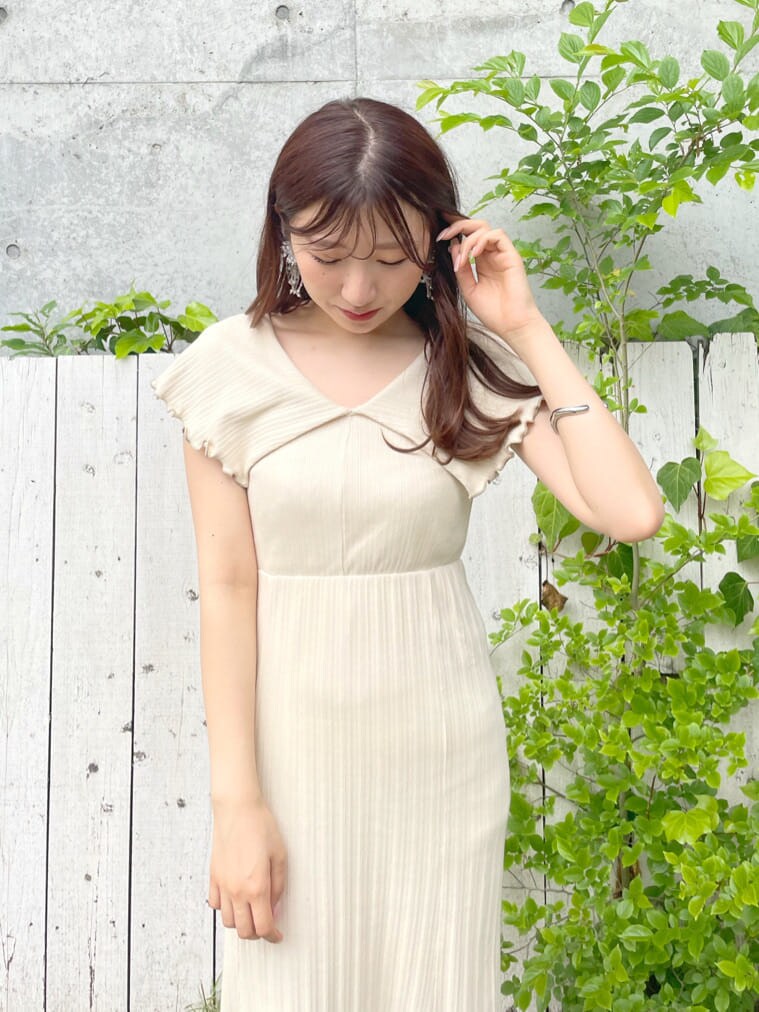 その他のサンダル、ホワイト系のワンピースを着用したレディースの夏コーディネートの4枚目の写真