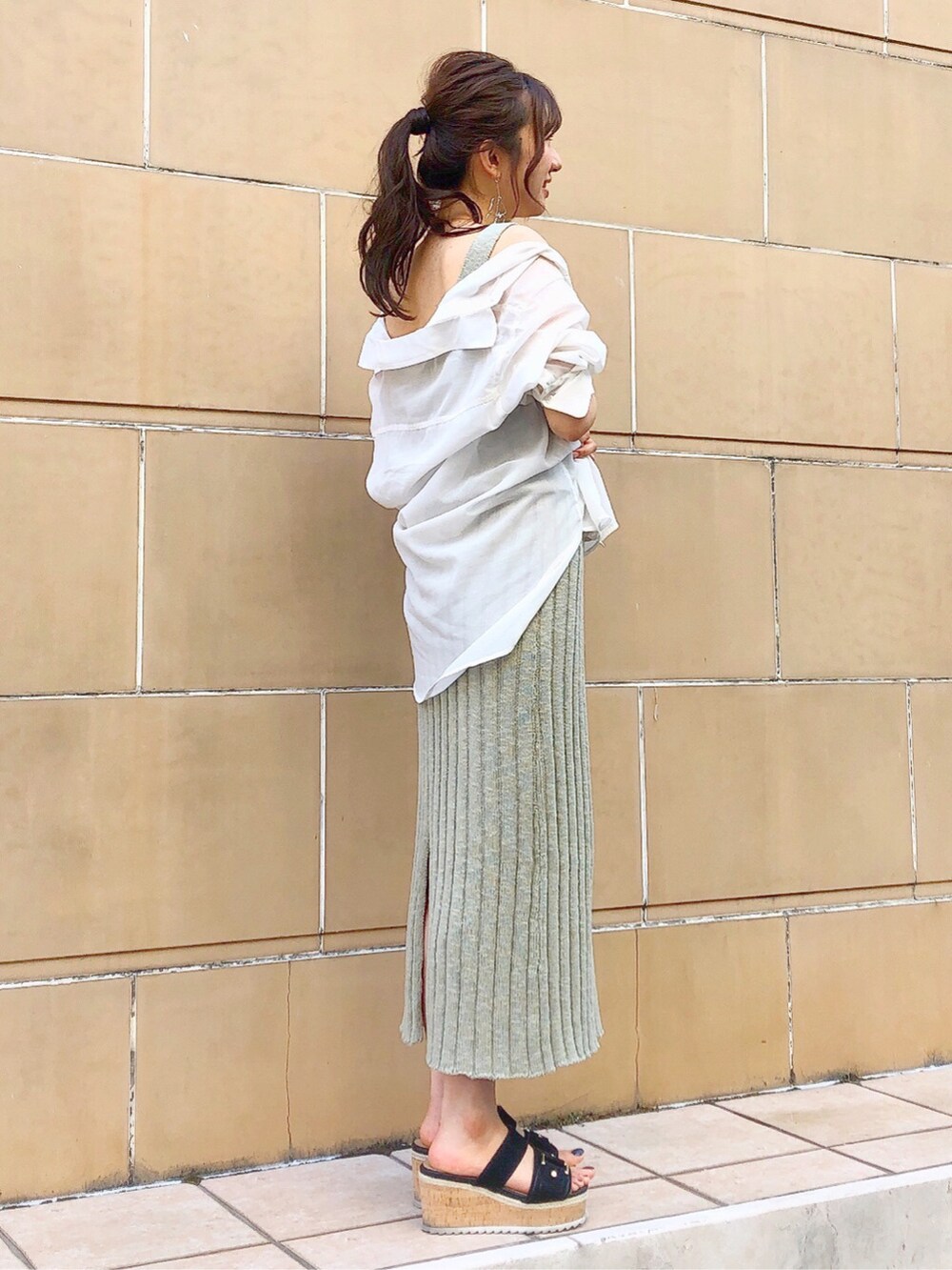 ホワイト系のシャツ/ブラウスを着用したレディースの夏コーディネートの2枚目の写真
