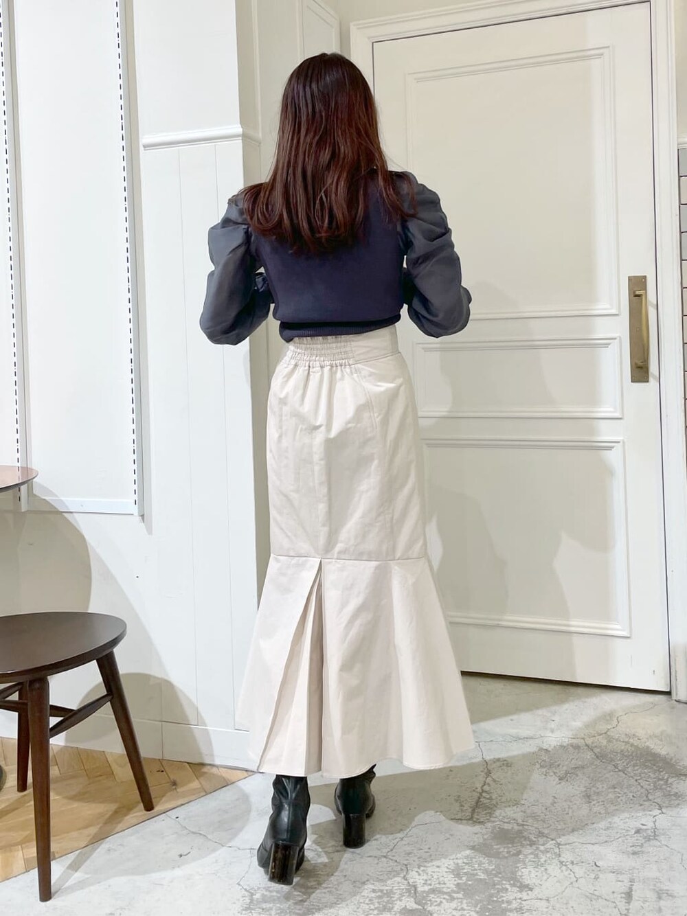 ホワイト系のスカート、ブルー系のニット/セーターを着用したレディースの冬コーディネートの2枚目の写真