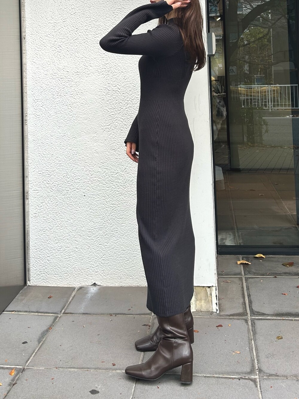 ブラウン系のブーツ、ピンク系のダウンジャケット/コート、グレー系のワンピースを着用したレディースの冬コーディネートの2枚目の写真