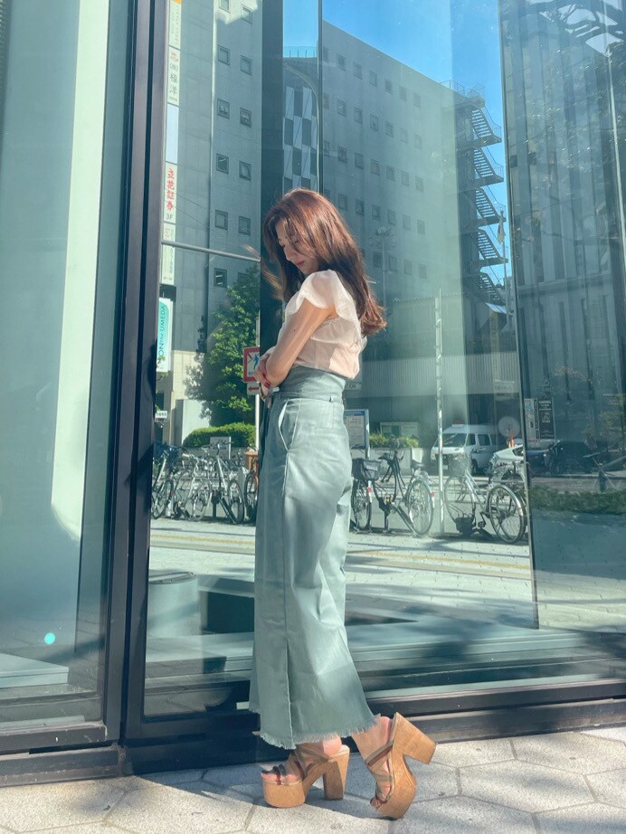 グリーン系のサンダル、グリーン系のその他パンツ、ベージュ系のニット/セーターを着用したレディースの春コーディネートの6枚目の写真