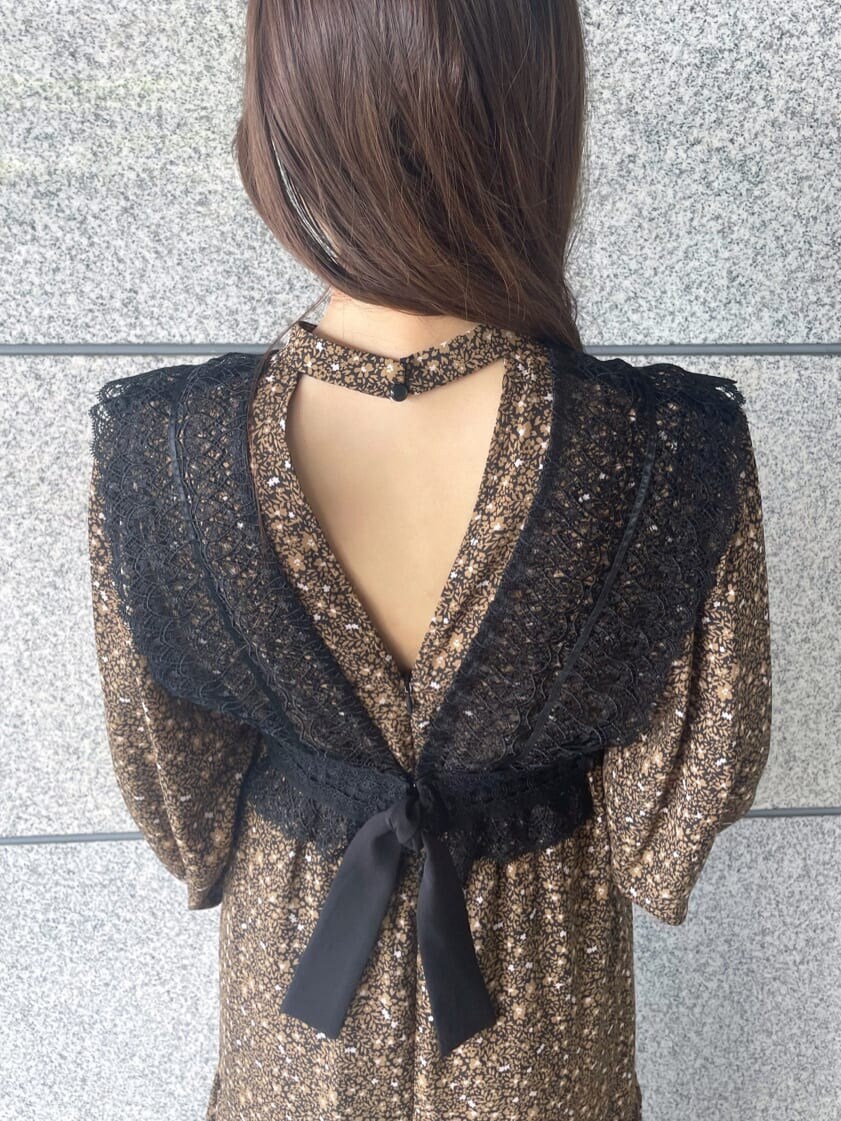 ブラック系のその他シューズ、ブラック系のテーラードジャケット、ブラック系のワンピースを着用したレディースの秋コーディネートの7枚目の写真