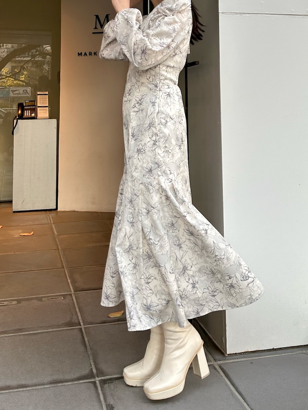 グレー系のワンピース、ホワイト系のブーツを着用したレディースの冬コーディネートの3枚目の写真