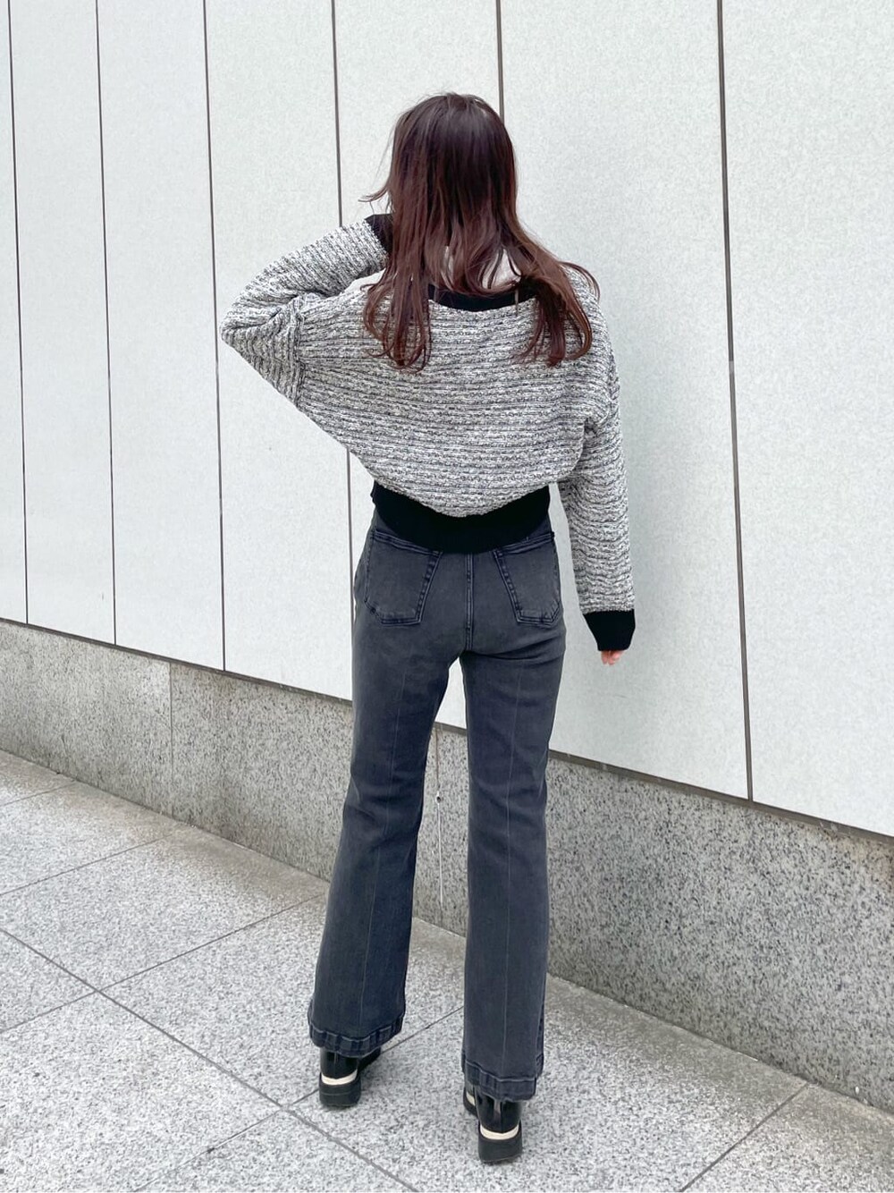 ブラック系のその他パンツ、ホワイト系のシャツ/ブラウス、ブラック系のカーディガン/ボレロを着用したレディースの冬コーディネートの4枚目の写真