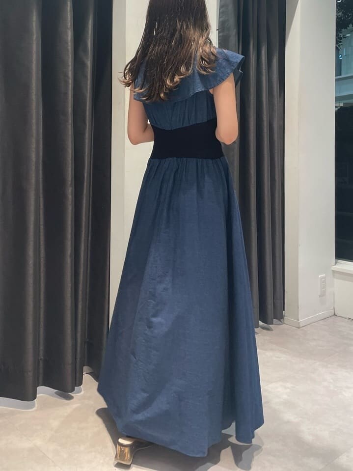 ブラウン系のサンダル、ブルー系のワンピースを着用したレディースの夏コーディネートの3枚目の写真