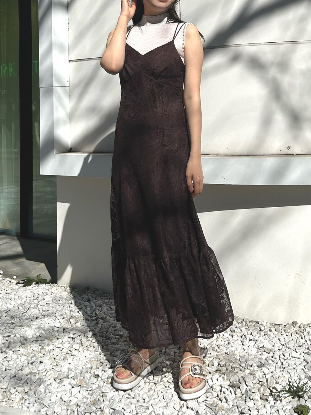 ブラウン系のワンピース、ベージュ系のサンダル、ピンク系のニット/セーターを着用したレディースの冬コーディネートの3枚目の写真