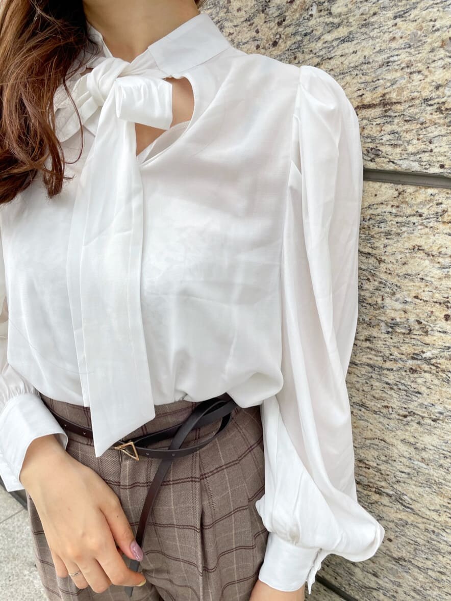 ベージュ系のパンプス、ブラウン系のその他パンツ、ホワイト系のシャツ/ブラウスを着用したレディースの秋コーディネートの6枚目の写真